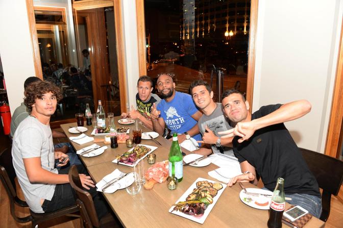 Dopo qualche foto di rito, i calciatori possono finalmente accomodarsi a tavola. Ansa